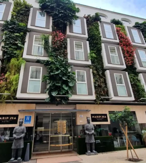 Hotel Mariposa Malaga showing exterior of building